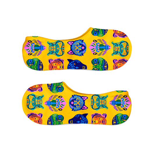 Calcetines pinkies amarillos con animales multicolor estilizados y detalles geométricos