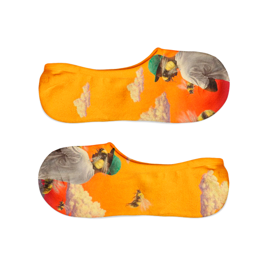 Calcetines pinkies invisibles con diseño artístico en tonos naranja, amarillo, beige y detalles en gris y rojo